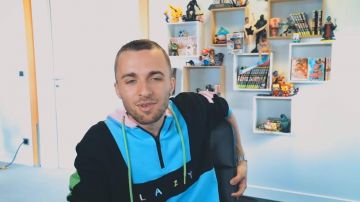 La sudadera con capucha Perezosa de Squeezie en su video de YouTube Un mensaje sincero