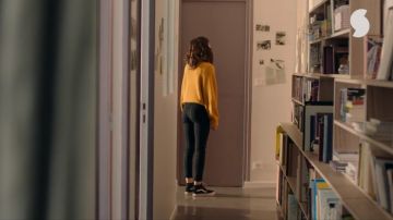 The gray pants with stripes of Manon (Marilyn Lima) in Skam S02E01