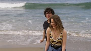 Le top rayé de Mickey Dobbs (Gillian Jacobs) dans Love S02E05