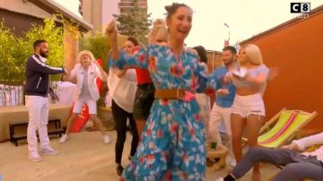 La robe bleue à grosses fleurs dans #TPMP Touche pas à mon poste du 18/04/2018