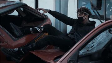 Le pantalon de Scarlxrd dans son clip video 6 FEET