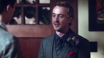 Traje gris carbón con un patrón azul salpicado usado por Tom Felton / Alchemy (Julian Albert) como se ve en The Flash S03E09