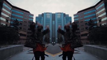 The orange t-shirt of Scarlxrd in her music video Heart Attack