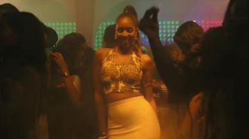 El crop top dorado del personaje femenino en el video Diarabi de Kaaris
