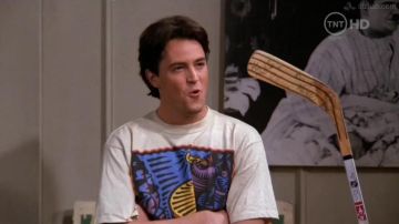 The white t-shirt Chandler Bing (Matthew Perry) in Friends S01E14