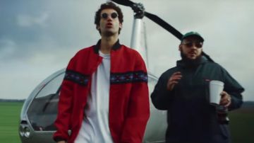 La veste rouge de JeanJass dans le clip Sur mon nom de Caballero & JeanJass