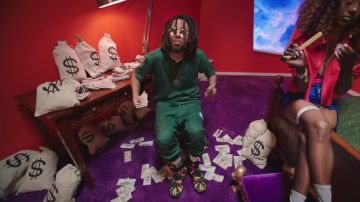 Vert tee-shirt comme on le voit dans J. Cole est un guichet automatique de la musique de la vidéo