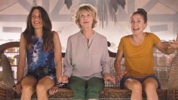 Le sac banane de Rose (Camille Cottin) dans Larguées