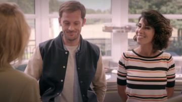 Le pull rayé de Juliette (Reem Kherici) dans Jour J