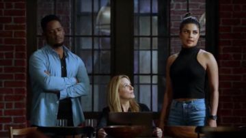 The mom jean worn by Alex Parrish (Priyanka Chopra) in Quantico S03E01