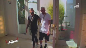 Le pantalon à bande blanche sur le côté de Vincent dans Les Anges saison 10