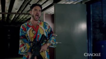 Le peignoir de Sonny Castillo (Ed Westwick) dans la série Snatch S01E03