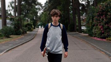 The sweatshirt James (Alex Lawther) in The End of the F***ing World S01E01