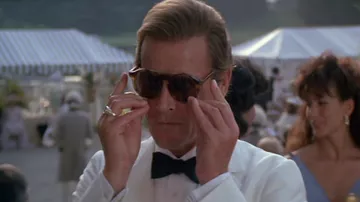 Les lunettes de soleil écailles portées par James Bond 007 (Roger Moore) dans le film Dangereusement Vôtre