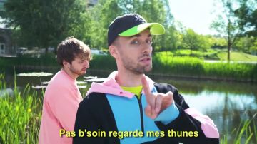 La casquette de Squeezie sur une de ses vidéos YouTube