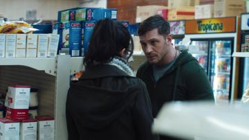 Capuche verte porté par Eddie Brock (Tom Hardy) comme on le voit dans le Venin