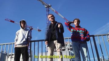 Le pantalon / jeans troué de Squeezie dans sa vidéo Freestyle de potes feat. SEB & Maxenss