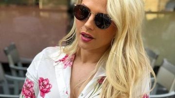La chemise à fleurs roses portée par Kelly Vedovelli de TPMP sur une photo prise dans la rue