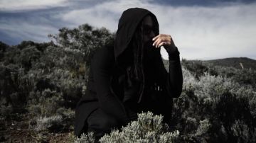 La chaqueta con capucha de Taïro en su último clip Imposteur