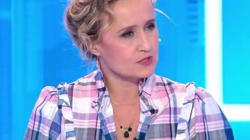 The collar of Caroline Roux in C in the Air