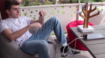 Sneakers Nike Anonimal in the video This tree charging my phone