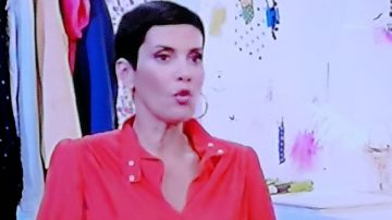 La blouse corail de Cristina Cordula dans Les reines du shopping du 10 mai 2018