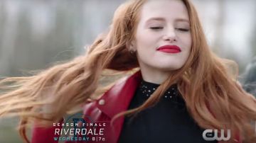 Le top ras-le-cou de Cheryl Blossom (Madelaine Petsch) dans Riverdale S02E22