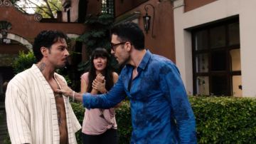 T-shirt bleu porté par Lito Rodriguez (Miguel Ángel Silvestre) comme on le voit dans Sense8 S01E10