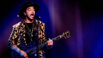 Le manteau de Waylon (Willem Bijkerk), candidat des Pays-Bas à l'Eurovision 2018 avec la chanson Outlaw In 'Em