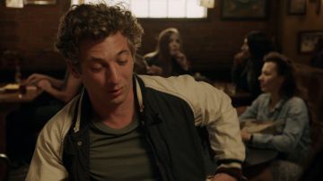 Le bomber de Lip Gallagher (Jeremy Allen White) dans Shameless S07E01