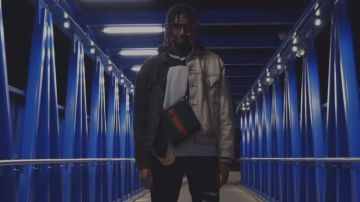 La veste (en Jean ?) bicolore et symétrique de Youv Dee dans son clip Berry