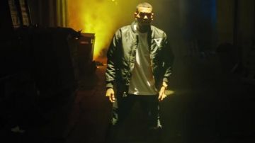The black jacket of Chris Brown in her video clip Wrist