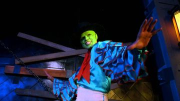 The blue jacket with frilly "Sancho de cuba" worn by Stanley Ipkiss aka The Mask (Jim Carrey) in The Mask