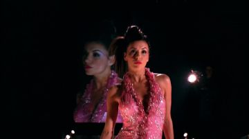 La robe à strass rose de Gabrielle Solis (Eva Longoria) dans Desperate Housewives S01E01