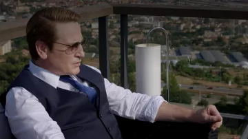 Les Lunettes de soleil portées par Lucas Barres (Benoît Magimel) dans la série Marseille (S02E02)