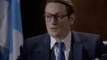 Les Lunettes de vue écailles portées par Lucas Barres (Benoît Magimel) dans la série Marseille (Saison 2 Episode 2)