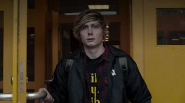 The jacket of Magnus Nielsen (as Moritz Jahn) in Dark S01E04