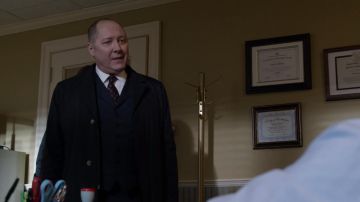 Abrigo negro usado por Raymond Reddington aka Red (James Spader) como se ve en The Blacklist S05E22