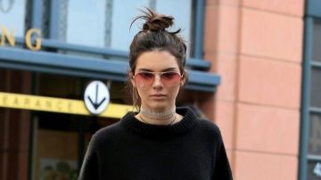 Les lunettes de soleil à verres rouges portées par Kendal Jenner (dans la rue) en septembre 2016