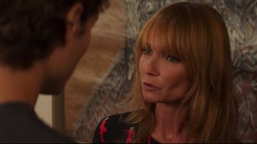 La robe noire imprimée (avec des superhéroines rouges) portée par Elise (Axelle Laffont) dans le film MILF