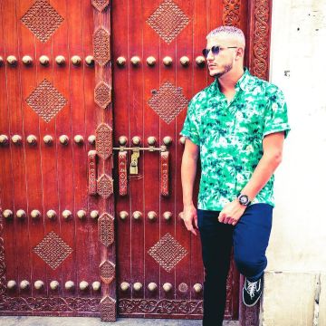 The hawaiian shirt green with DJ Snake on a post-Instagram