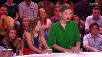El vestido verde de Marion Cotillard en Quotidien del 21/05/2018
