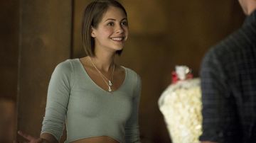 The sweater crop top from Thea Queen (Willa Holland) in The Arrow S03E05