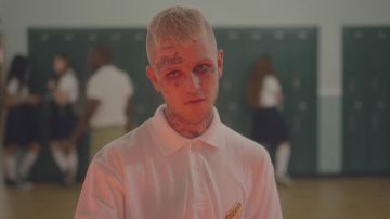 Polo blanco de Lil Peep en su video musical Awful Things