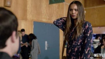 Robe à fleurs porté par Jessica Davis (Alisha Boe) comme on le voit dans les 13 raisons pour lesquelles S02E03