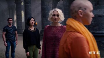 Le pull à encolure doré de Sun Bak (Doona Bae) dans Sense8 S03E01