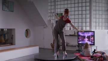 Le port de la combinaison portée par Audrey Fleurot comme on le voit dans l'Appel de Mon Agent S01E04