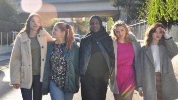 La veste fourrure blanche de Emma (Philippine Stindel) dans Skam France S01E05