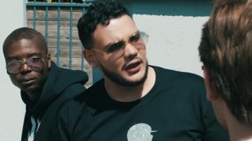 The t-shirt that bears Sadek in her video clip Madre mia feat. Ninho