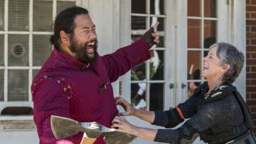 La chaqueta morada que lleva Jerry (Cooper Andrews) en The Walking Dead S08E06